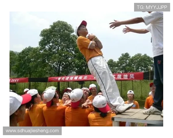 深圳排球队的力量变革引发热议全新战术与团队协作的崛起之路